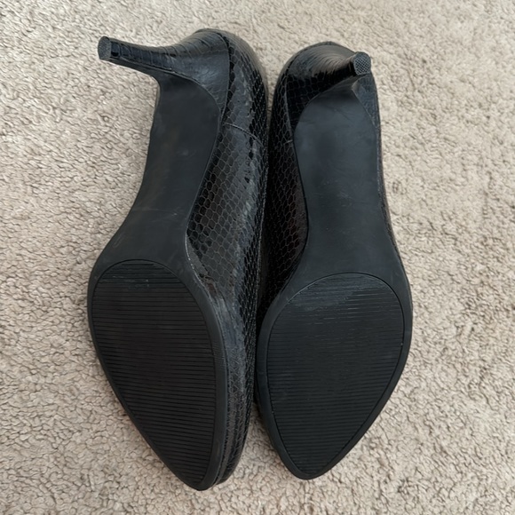 Black embossed croc pumps - Picture 3 of 4